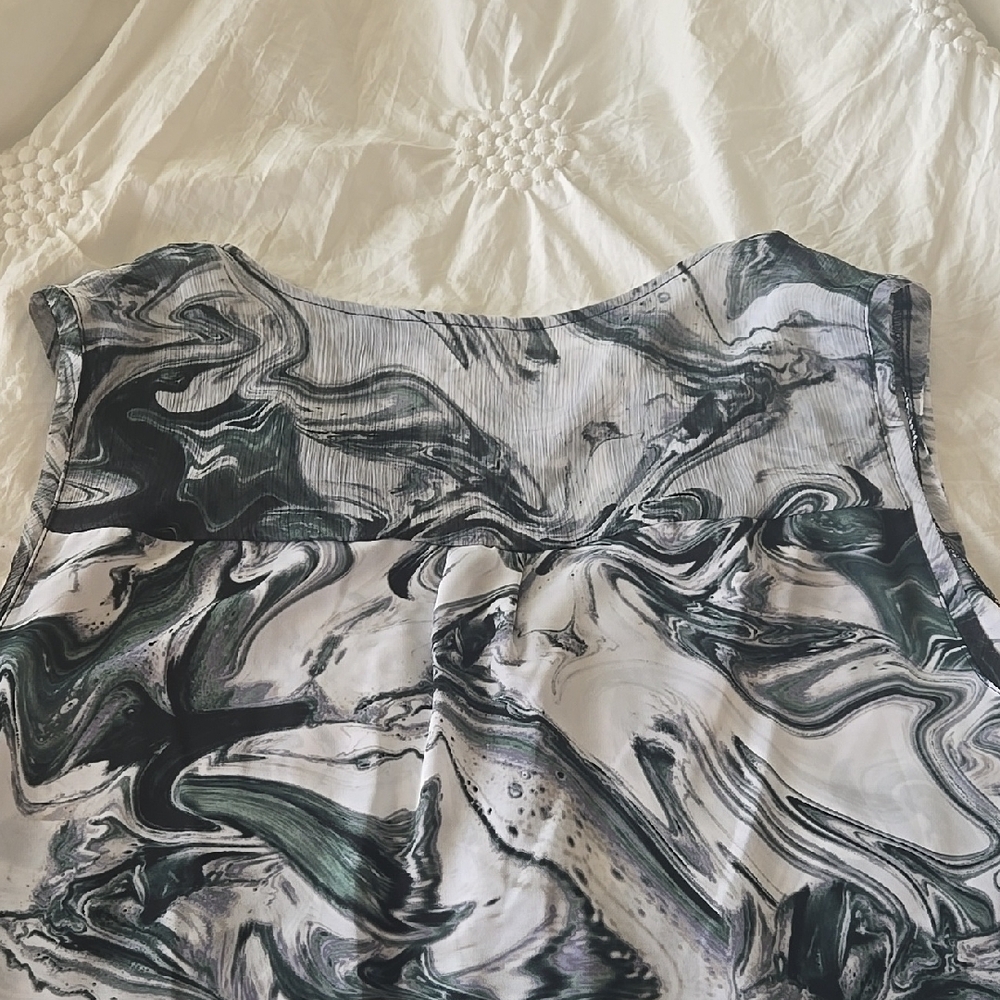 Gray and White V-Neck Sleeveless Blouse - Picture 3 of 6